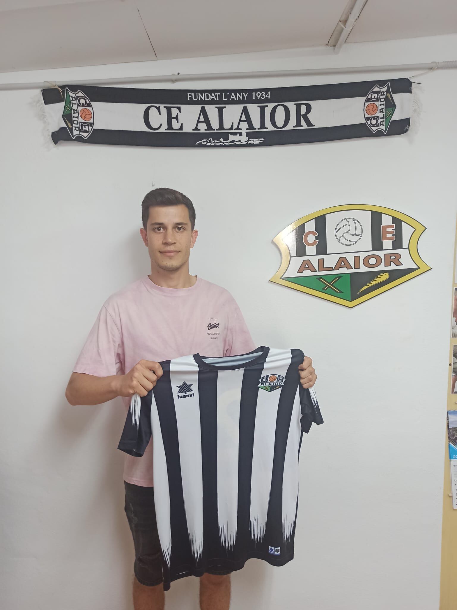 El defensa podrà gaudir de l'ascens a Tercera RFEF que es va aconseguir gràcies al seu gol.