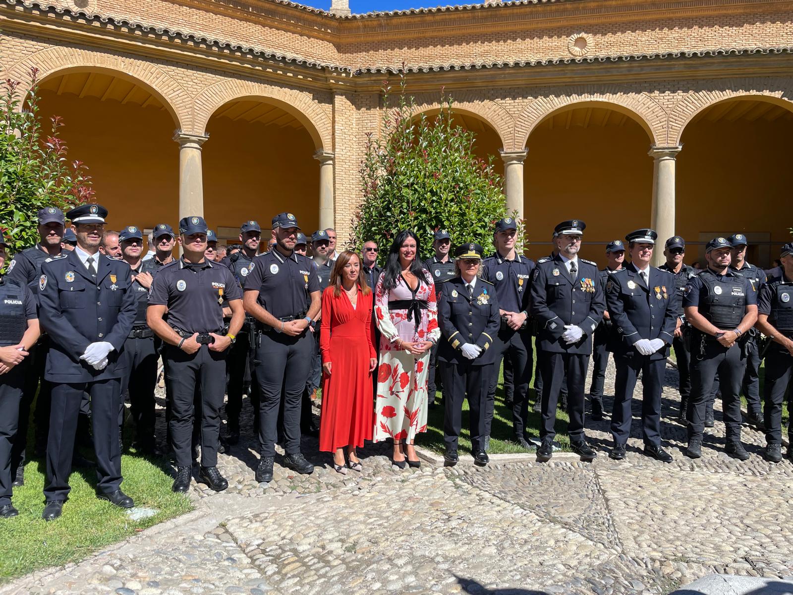 La alcaldesa de Huesca y la concejala de Seguridad Ciudadana, junto a los miembros del cuerpo de la Policía Local