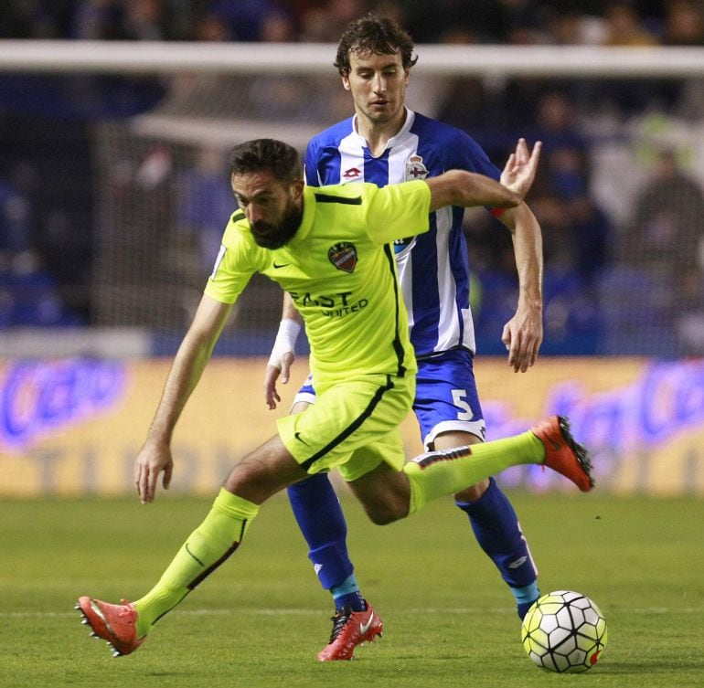  El centrocampista del Deportivo Pedro Mosquera (d) disputa un balón con el centrocampsita José Luis Morales (i), del Levante, durante el partido de la trigésima jornada de Liga de Primera División que se juega hoy en el estadio de Riazor, en A Coruña. EF