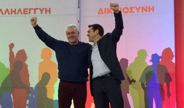 Fotografía facilitada por Izquierda Unida (IU), cuyo líder, Cayo Lara (i), ha acudido a la ciudad griega de Patras para apoyar al líder de Syriza, Alexis Tsipras (d), en uno de sus últimos mítines antes de las elecciones generales del próximo domingo en e