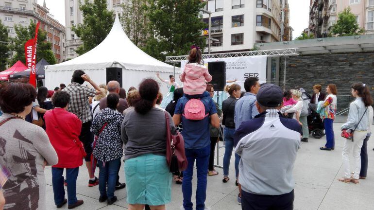 Una de las actuaciones que se suceden en la Playa del Ayuntamiento de Santander.