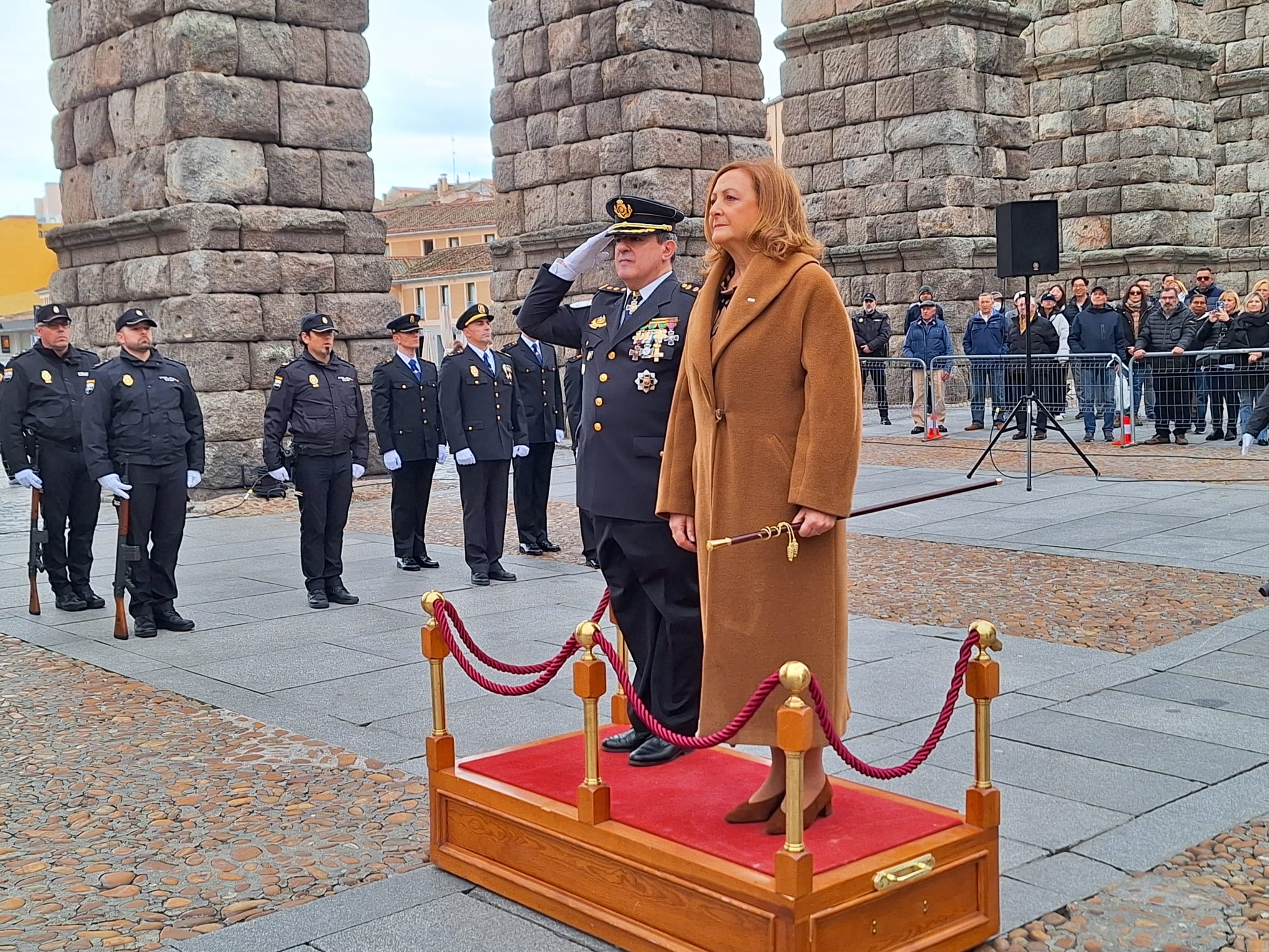 Marian Rueda, subdelegada del Gobierno en Segovia, y Miguel Ángel Martínez, comisario jefe de la Policía Nacional en Segovia, durante el acto por el 200 aniversario