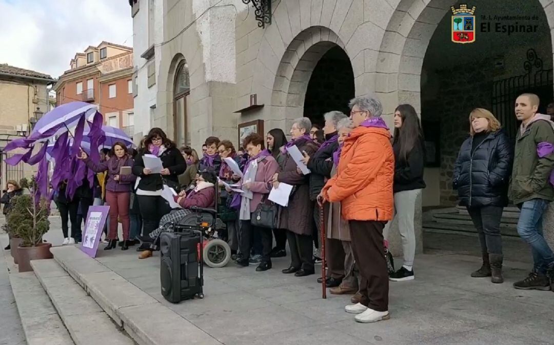 Imagen del acto contra la violencia de género celebrado esta mañana a las puertas del Ayuntamiento del Espinar