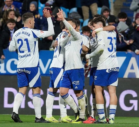 Los jugadores del real Zaragoza celebran un gol en La Romareda