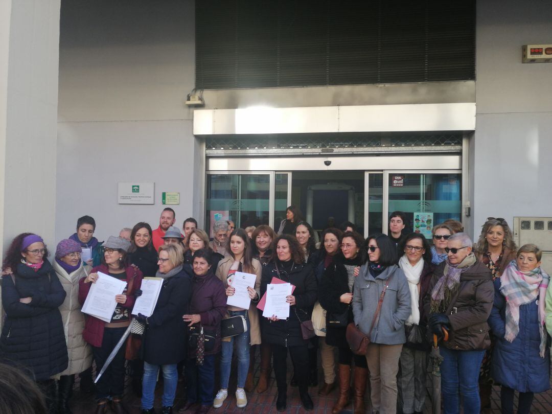 Colectivos de mujeres a las puertas del IAM, con los recursos en la mano.