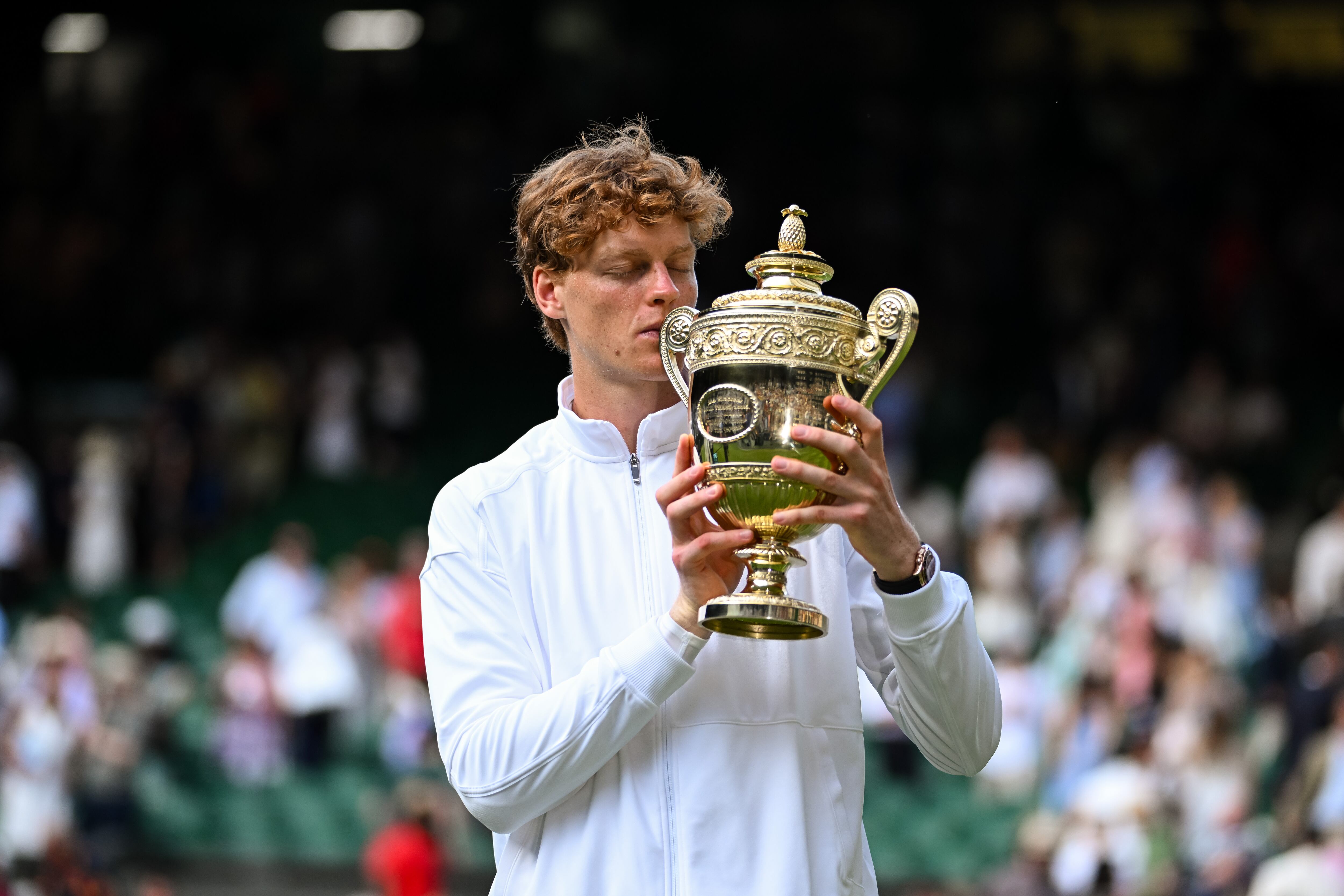 Jannik Sinner besa el trofeo de Wimbledon tras ganar a Carlos Alcaraz en la final