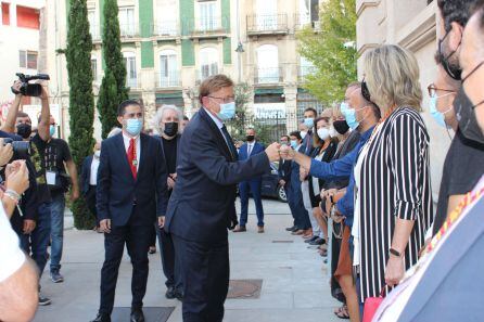 El President de la Generalitat, Ximo Puig, tras su llegada al IVAM CADA Alcoi, saluda a los concejales de la corporación municipal