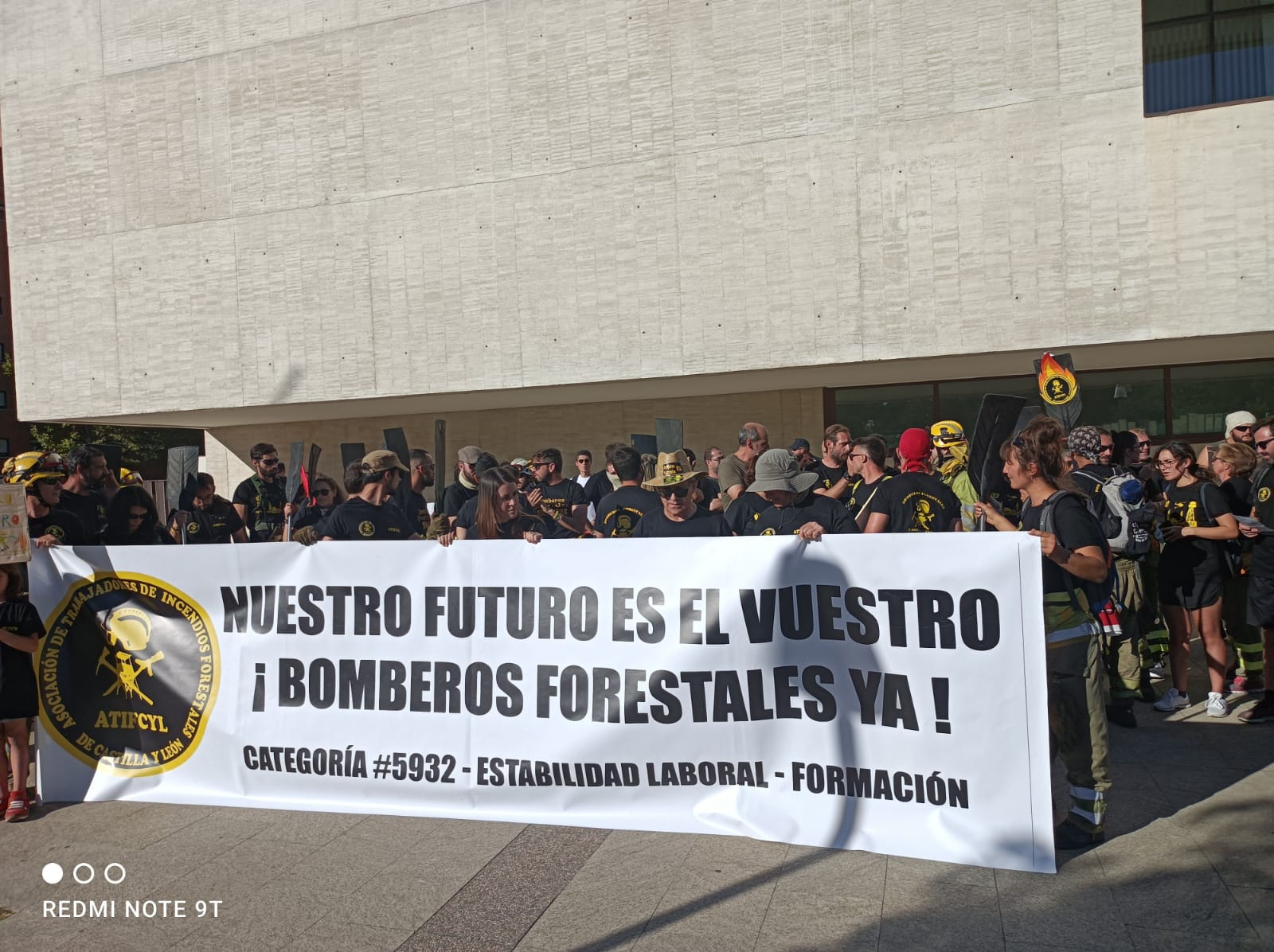 Bomberos forestales concentrados frente a la sede de las Cortes de Castilla y León