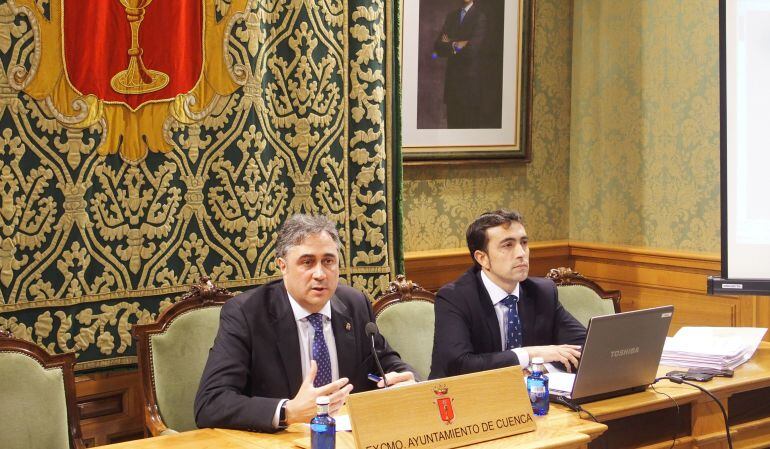 Ángel Mariscal (i) y José Ángel Gómez en la presentación de los presupuestos de 2016