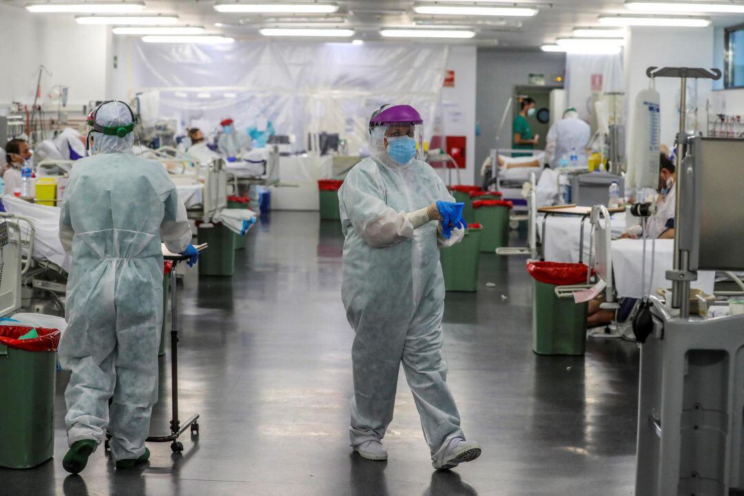  Personal sanitario, durante su jornada de trabajo en una planta del Hospital Puerta de Hierro