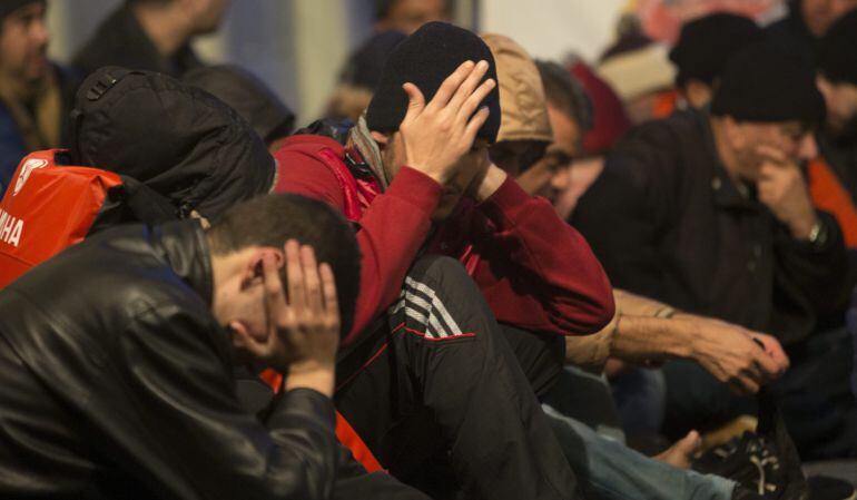 Refugiados capturados por miembros de la guardia costera turca al intentar alcanzar las costas griegas.