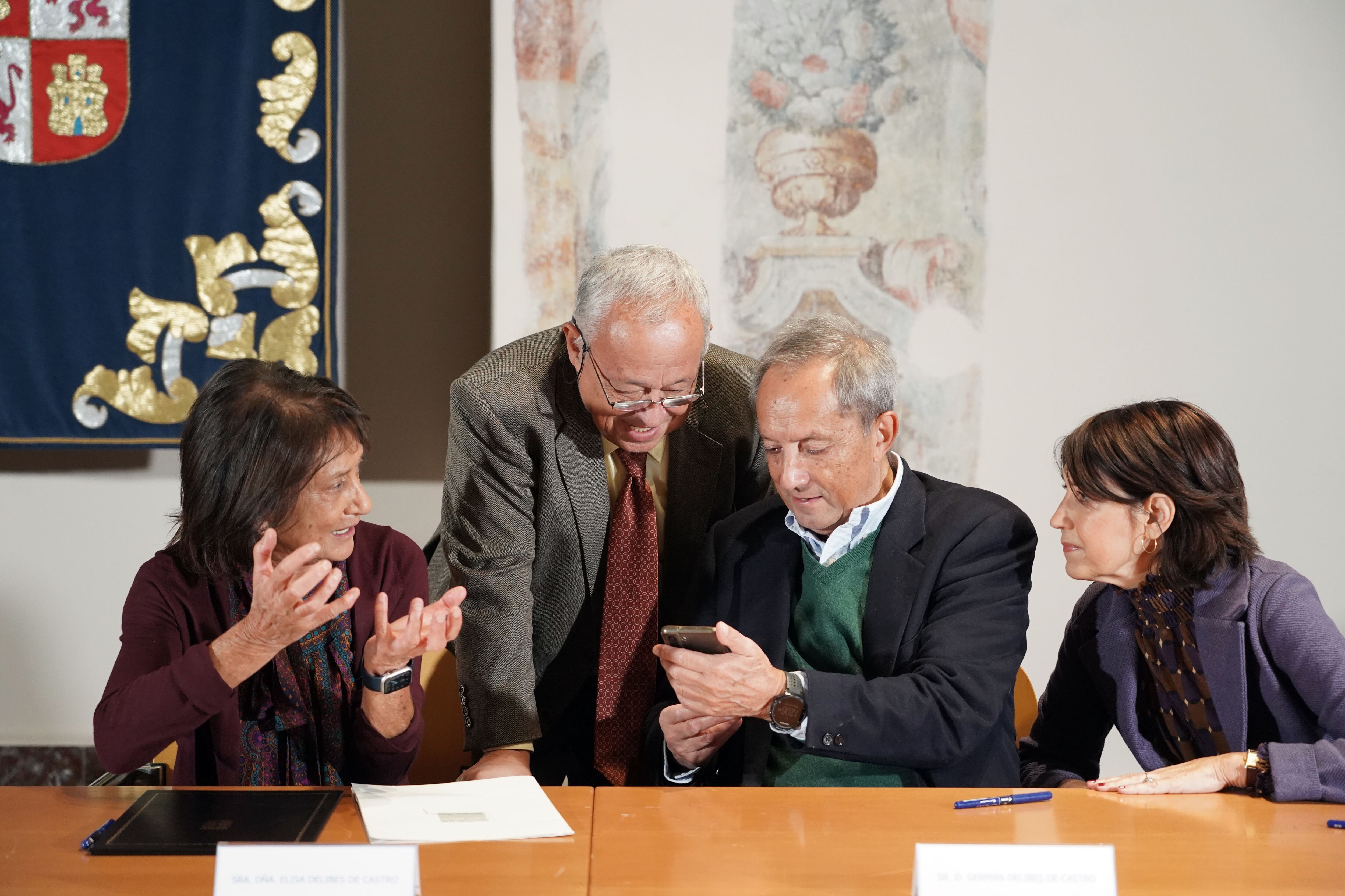 El consejero de Cultura, Turismo y Deporte, Gonzalo Santonja, firma con los hijos del escritor Miguel Delibes el contrato para el préstamo en comodato del legado del escritor