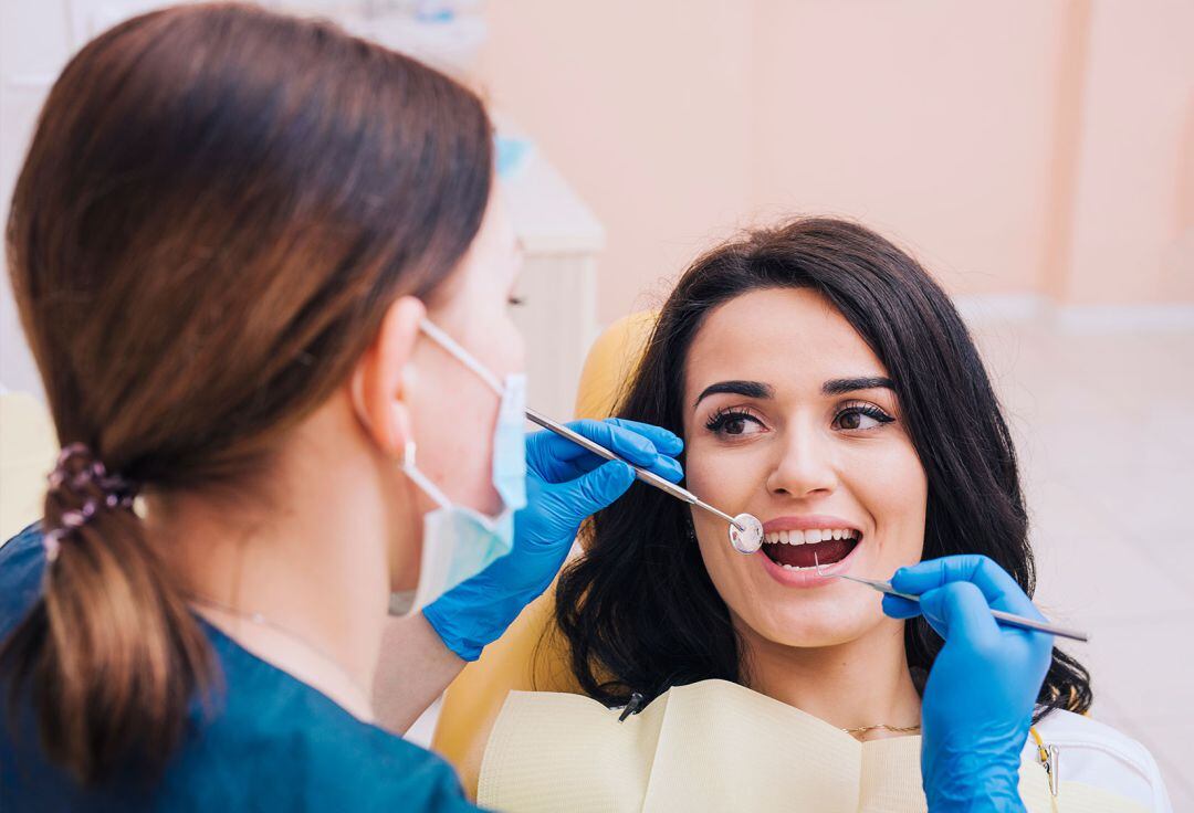 Imagen de archivo de una higienista dental.