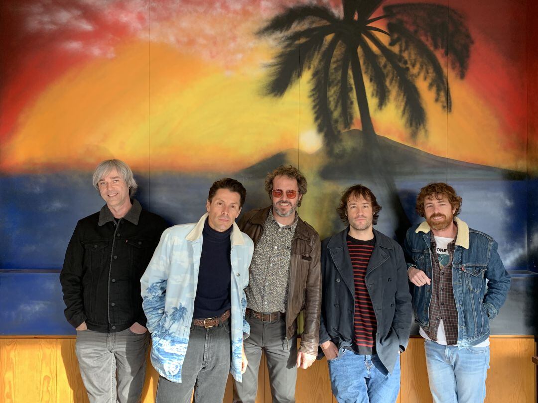 La banda Smile posa ante un fondo que les define a la perfección, el &quot;olor a playa&quot;