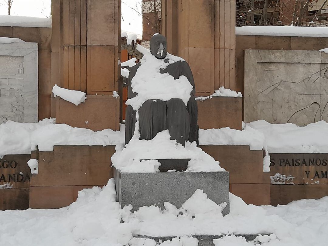 La estatua de Don Diego Arias de Miranda todavía conserva una buena manta de nieve helada