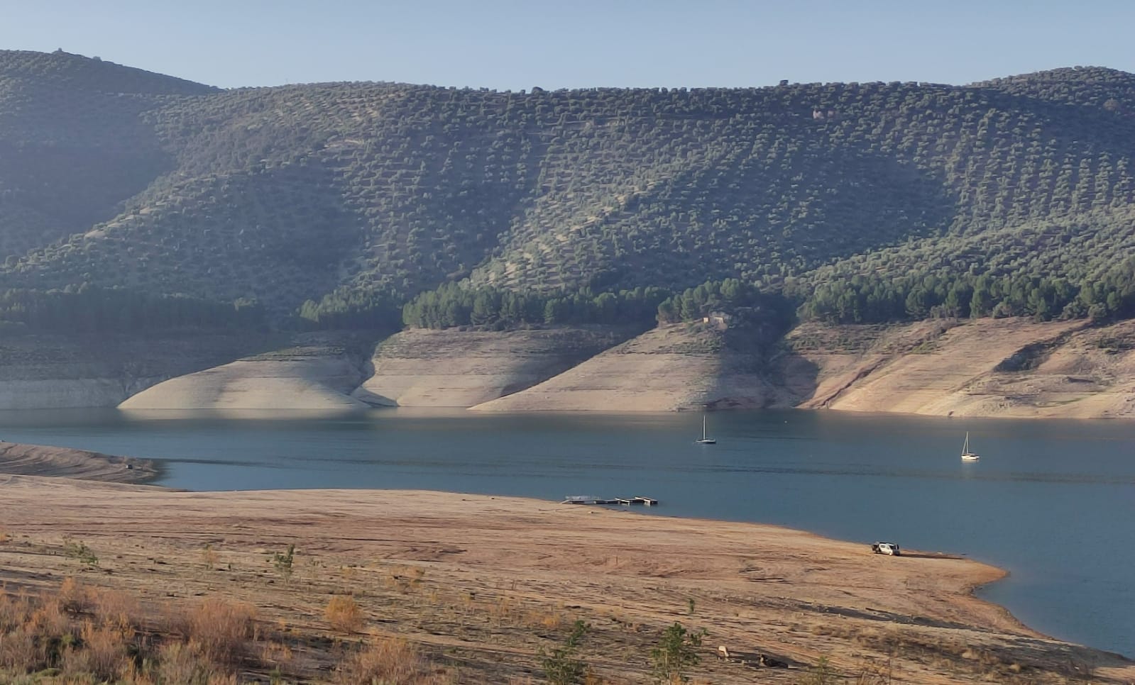 El visible efecto de la sequía en la playa del embalse de Iznájar