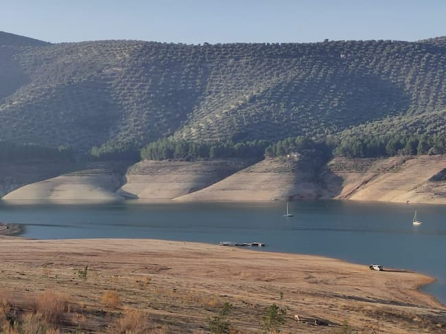 El visible efecto de la sequía en la playa del embalse de Iznájar