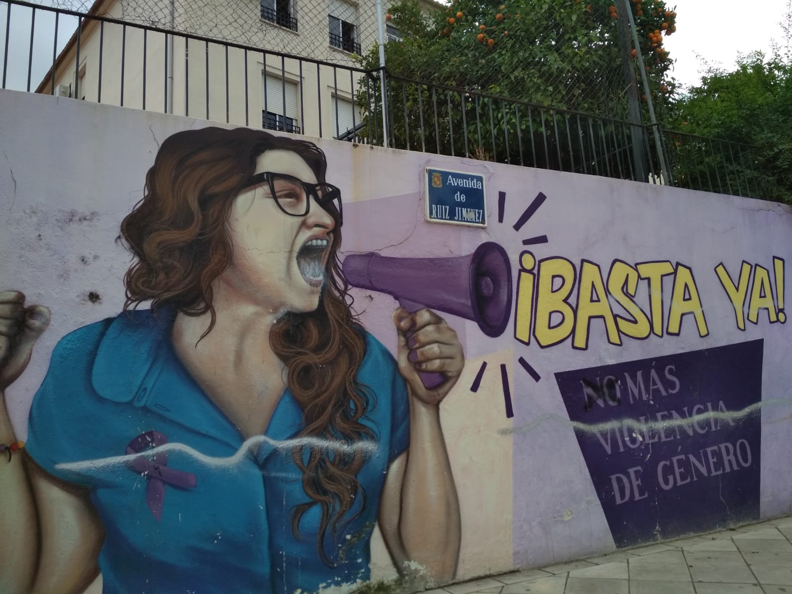 Un mural en una avenida de Jaén capital sobre el feminismo y la lucha contra la violencia de género