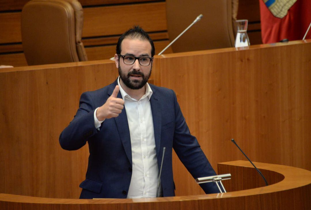 El procurador socialitas soriano Ángel Hernández, en las Cortes.