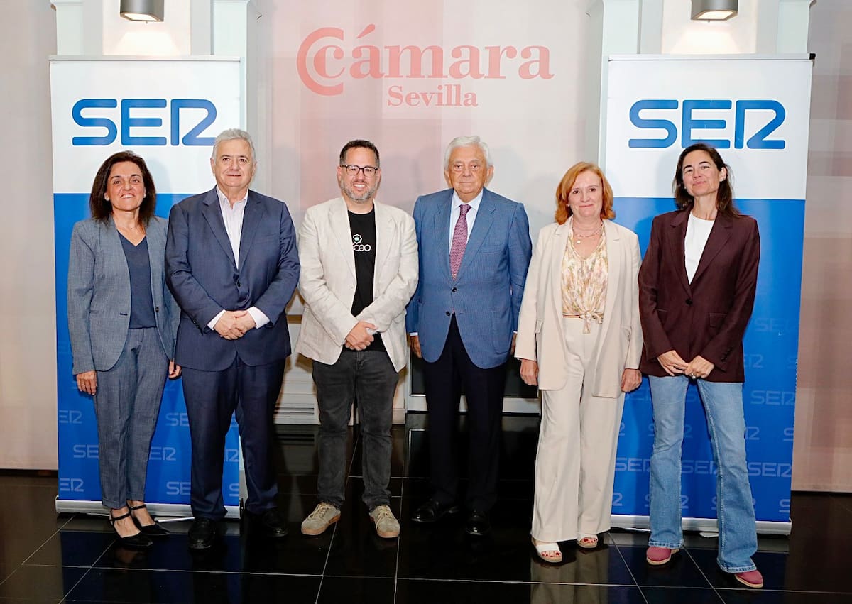 El salón de actos de la Cámara de Comercio de Sevilla ha acogido el Encuentro SER protagonizado por el candidato de Adelante Andalucía a la presidencia de la Junta, José Ignacio García