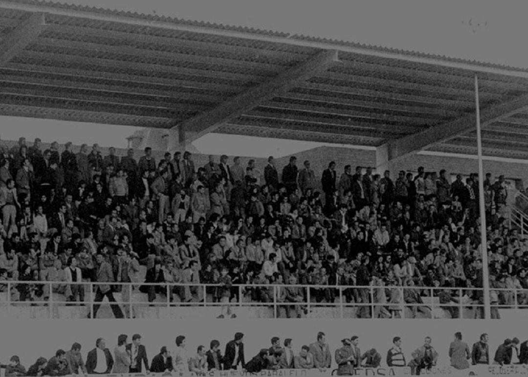 Imagen antigua de la afición torrejonera en el estadio de Las Veredillas.