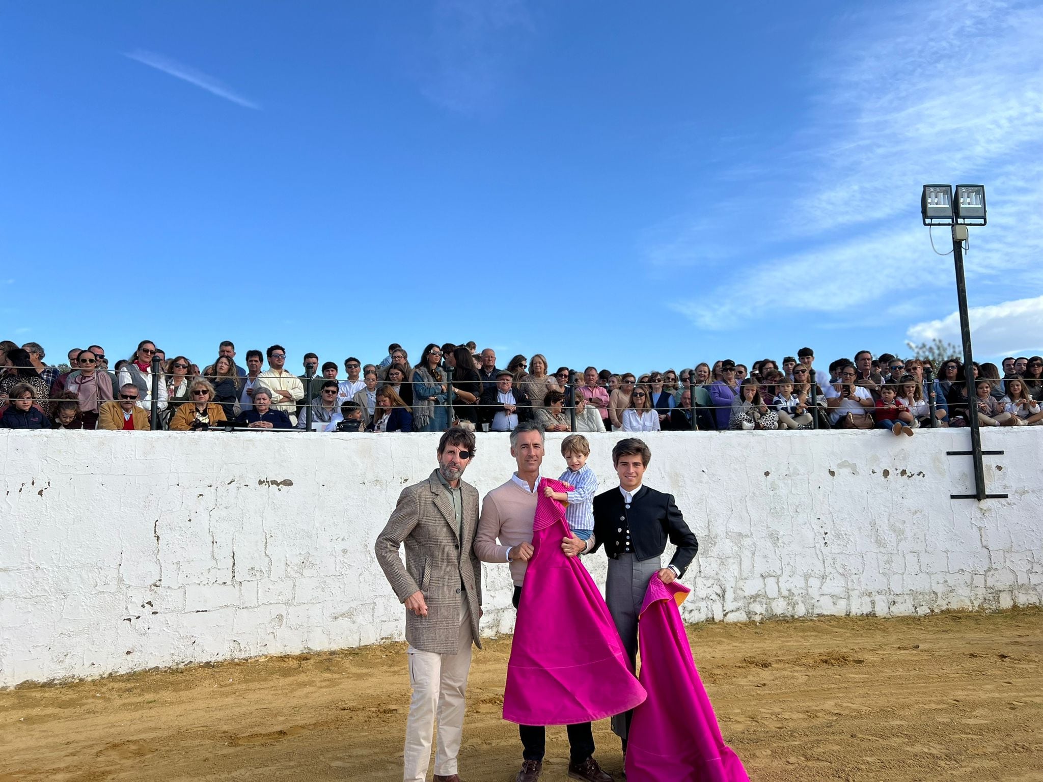 De izquierda a derecha, Juan José Padilla, el banderillero Juan Sierra con su sobrino Manuel en brazos y el novillero Martín Morilla