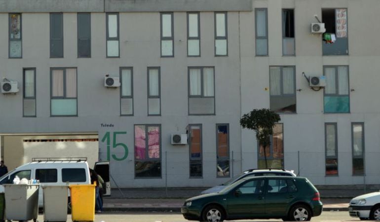 Los vecinos siguen sufragando reparaciones en el edificio para que pueda volver la luz