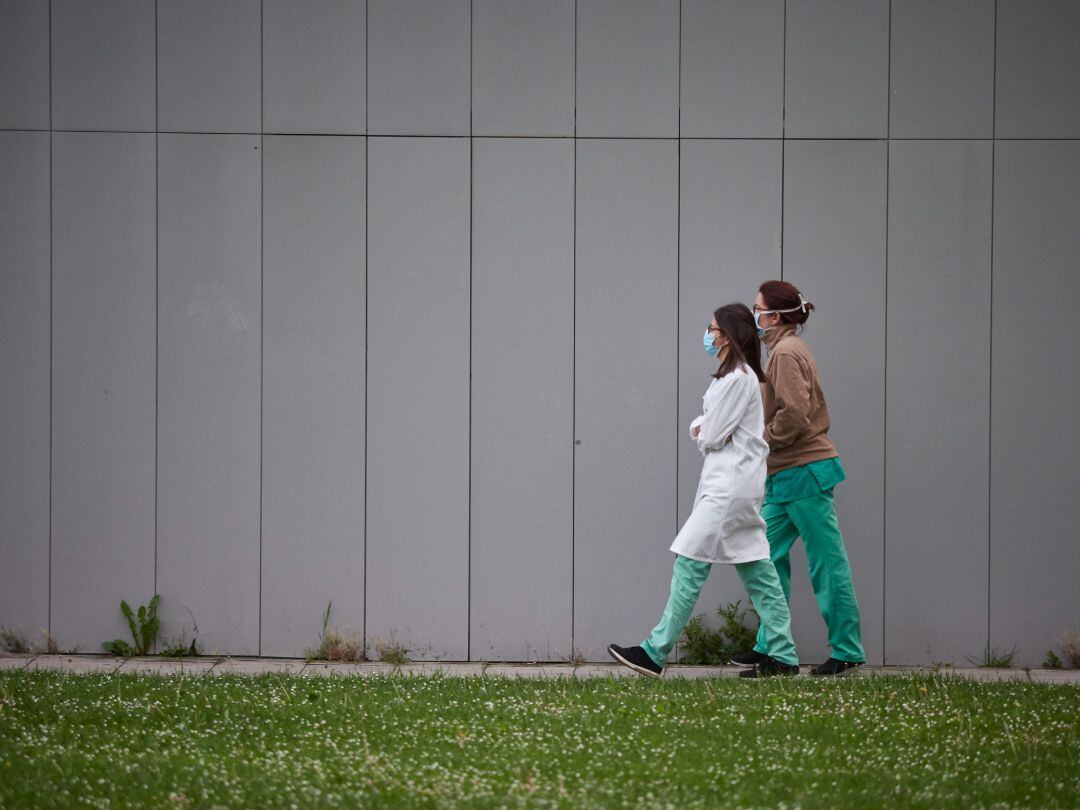 Varios sanitarios caminan por el Complejo Hospitalario de Navarra