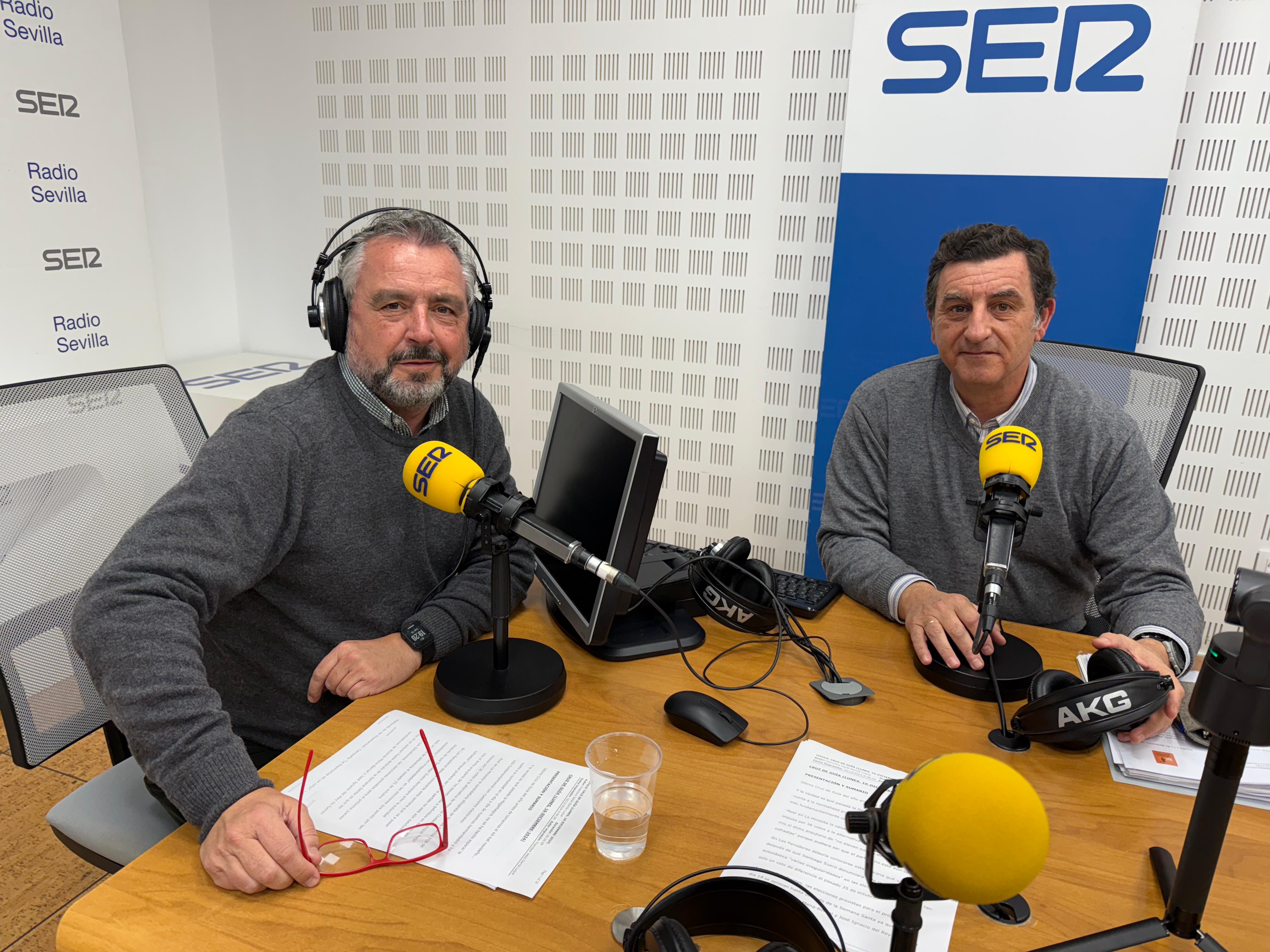 El hermano mayor de Los Estudiantes, Jesús Resa -a la derecha-, junto a Paco García en el estudio de Radio Sevilla