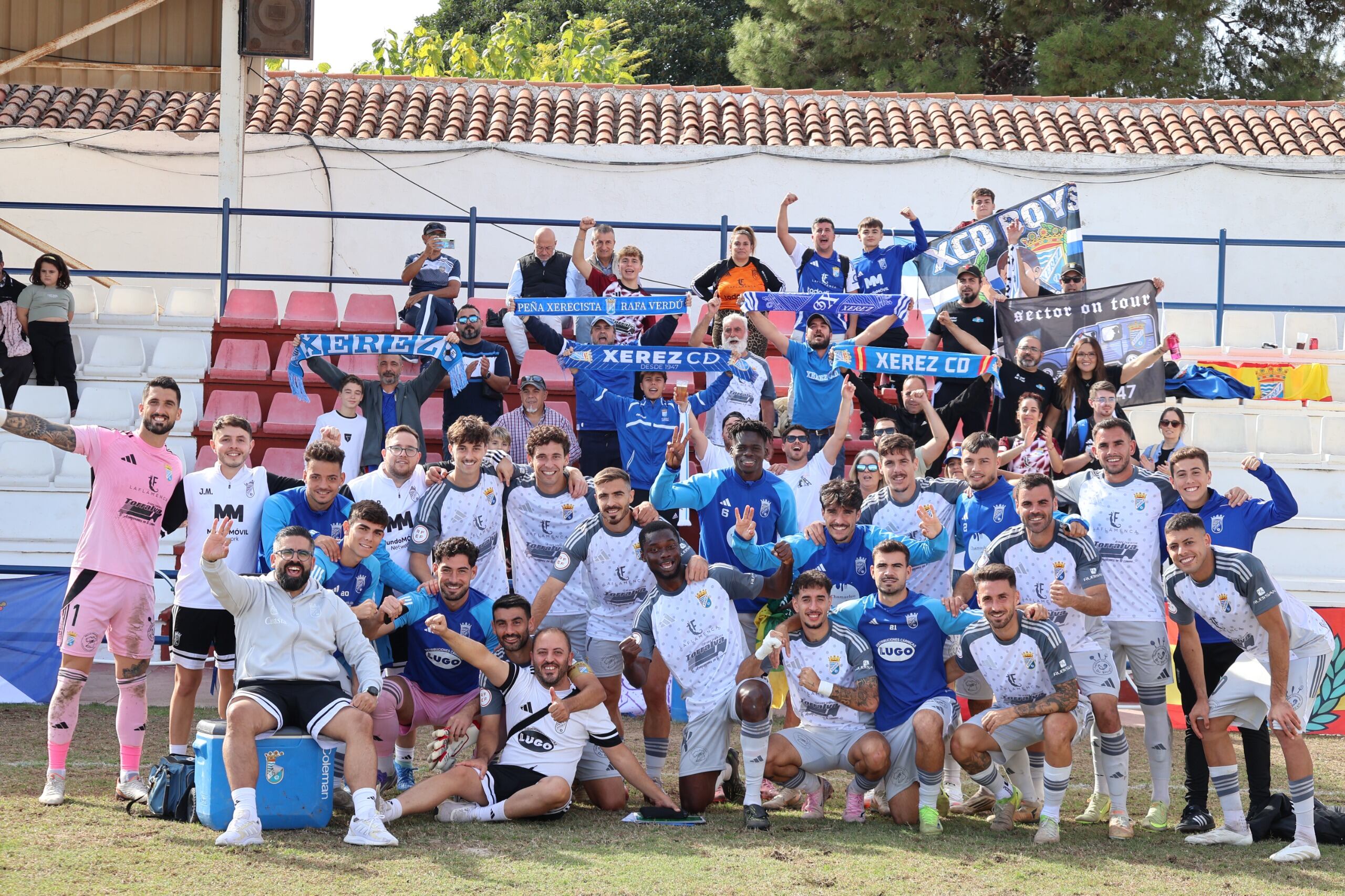 El Xerez CD celebra la victoria con sus fieles e incondicionales aficionados