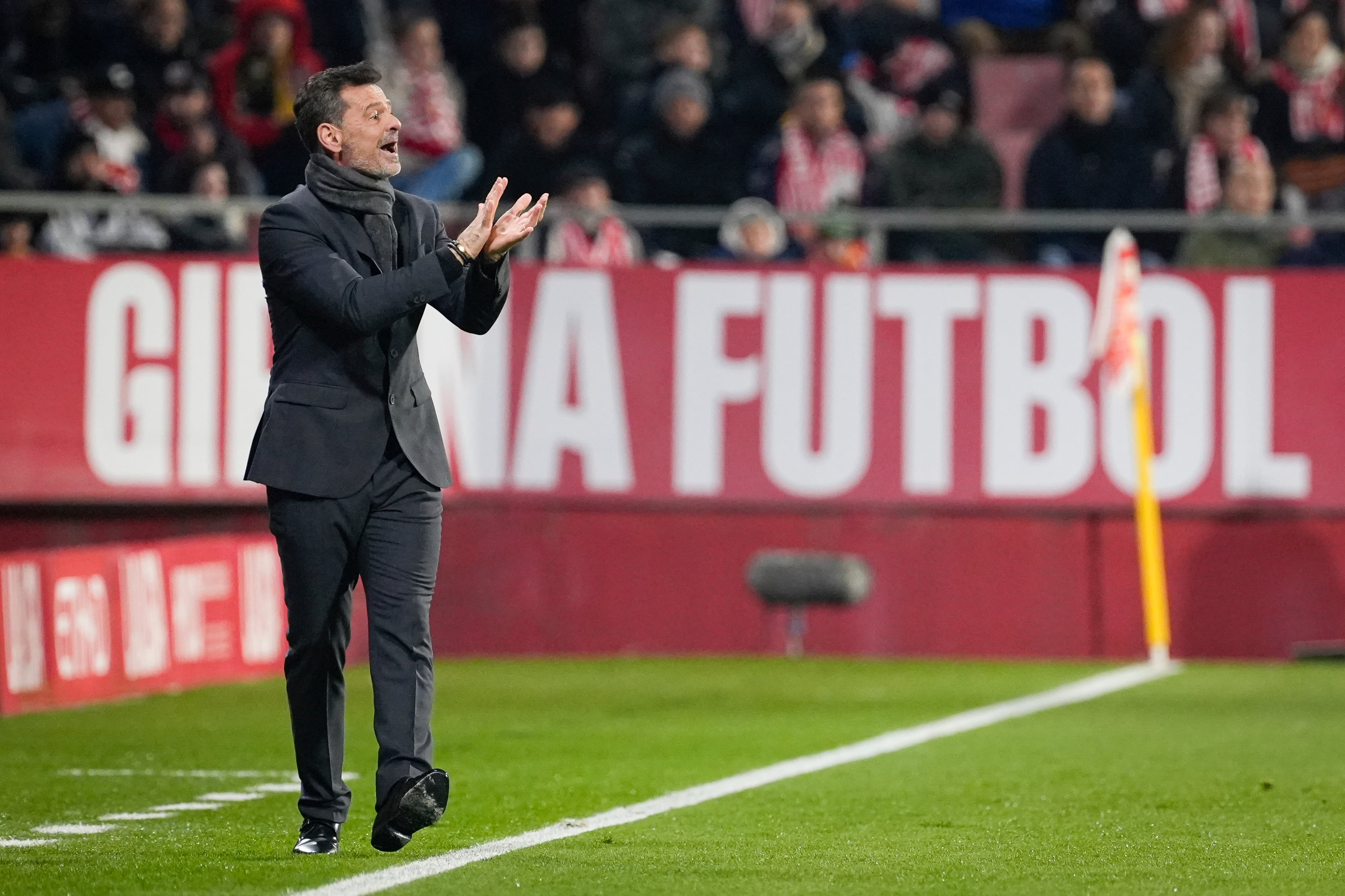 GIRONA, 20/12/2024.- El entrenador del Valladolid, Diego Cocca, durante el partido de LaLiga entre el Girona y el Valladolid en el estadio Montilivi de Girona este viernes. EFE/ David Borrat
