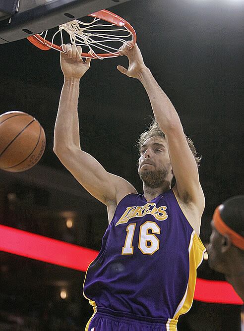 Pau Gasol machaca el aro de los Warriors