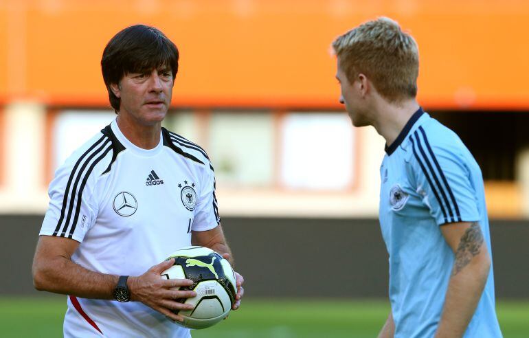 Löw charla con Reus durante un entrenamiento