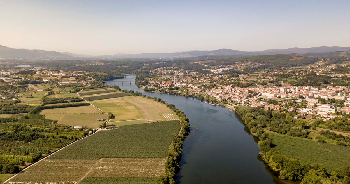 El Río Miño a su paso por los municipios de Tui y Valença.