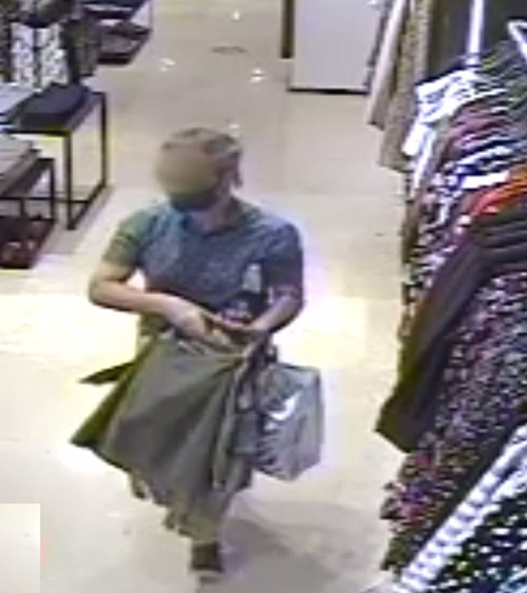 Imagen el presunto autor en la tienda de ropa.