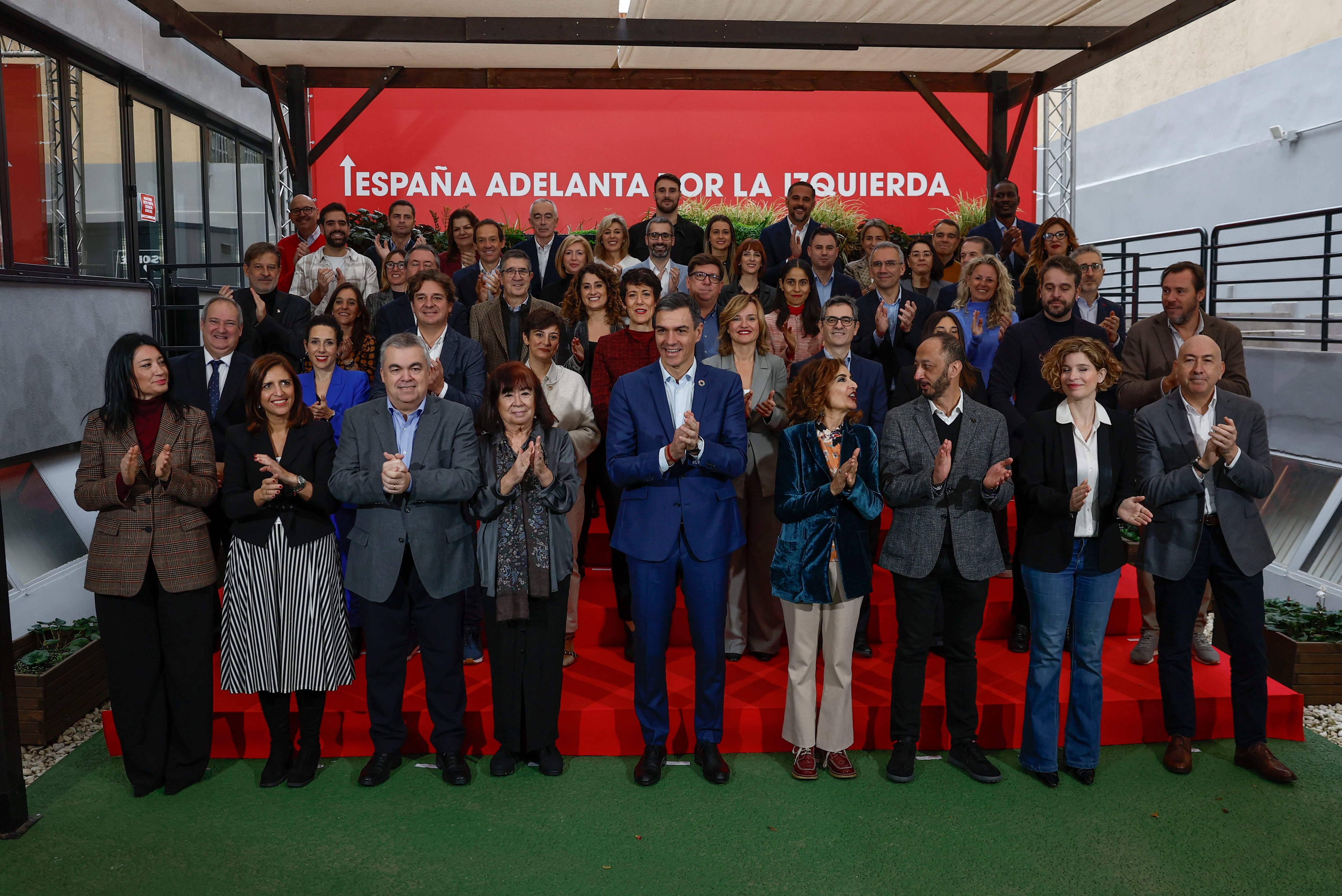 El presidente del Gobierno, Pedro Sánchez, posa junto a los miembros de la nueva Ejecutiva del partido tras el Congreso Federal de este fin de semana