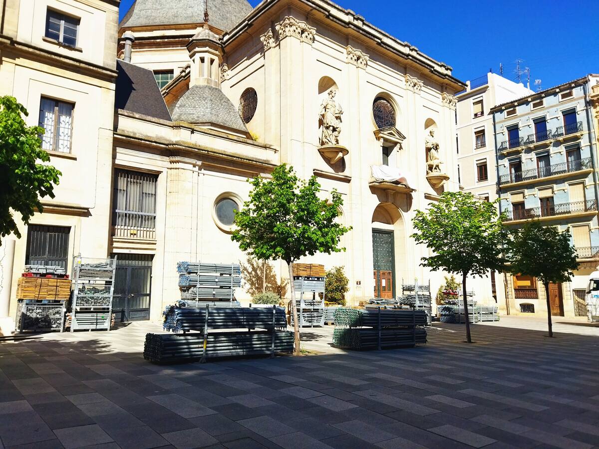 Alcoy inicia el montaje de las tribunas para las Entradas de los Moros y Cristianos