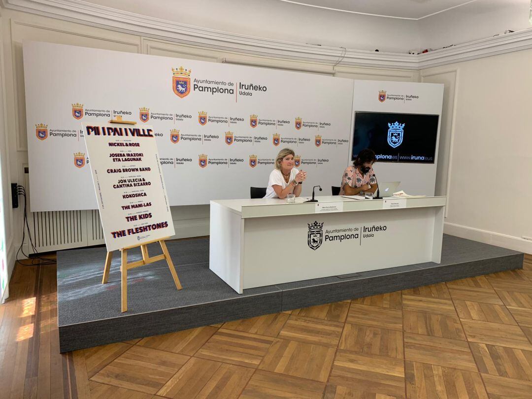 La concejala de cultura, María García Barberena, junto con Pedro Marqués ha presentado el festival Pim Pam Ville
