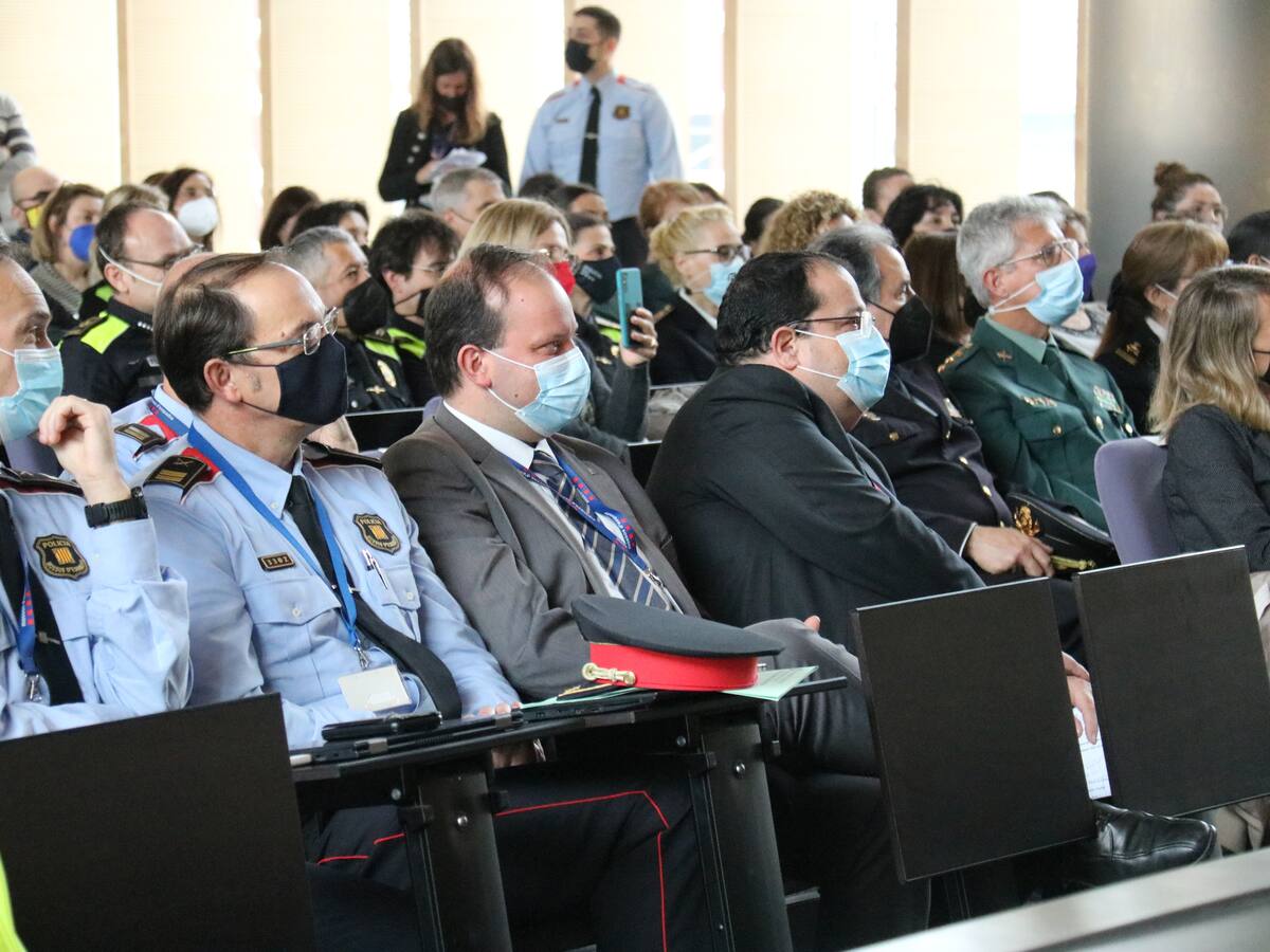 El conseller d'Interior es reuneix amb el cap dels Mossos, amb el càrrec penjant d'un fil