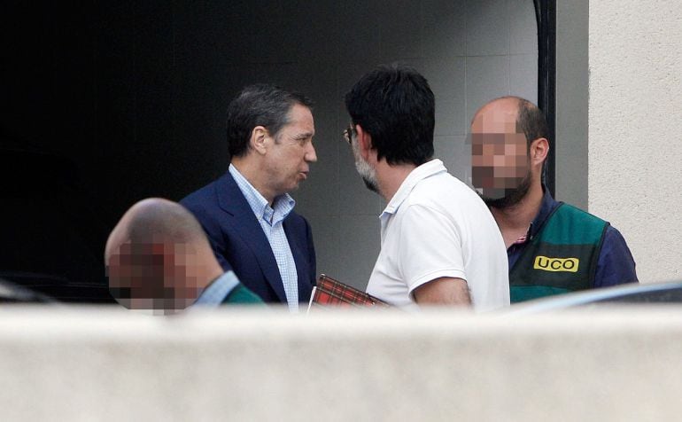 El expresidente de la Generalitat Valenciana y exministro de Trabajo, Eduardo Zaplana, a su llegada a su chalé de Benidorm junto a la comisión judicial tras ser detenido por blanqueo de capitales, malversación, prevaricación y cohecho