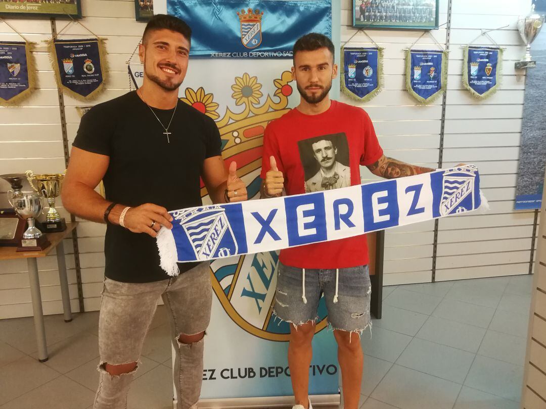 Miguel Guerrero y Fran Sabaté -de izquierda a derecha- posan con la banda del Xerez CD. 