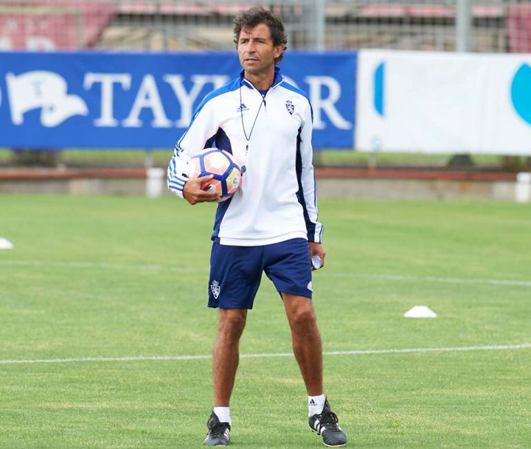 Luis Milla dirigiendo el entrenamiento previo a disputar el Trofeo Ciudad de Zaragoza