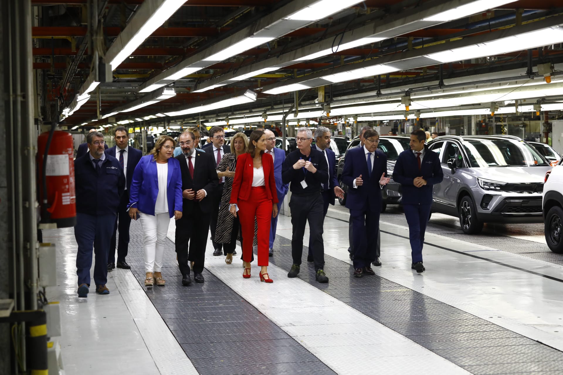 Comitiva de la ministra de Industria, Reyes Maroto, durante la visita a la planta de Opel Stellantis en Figueruelas (Zaragoza)