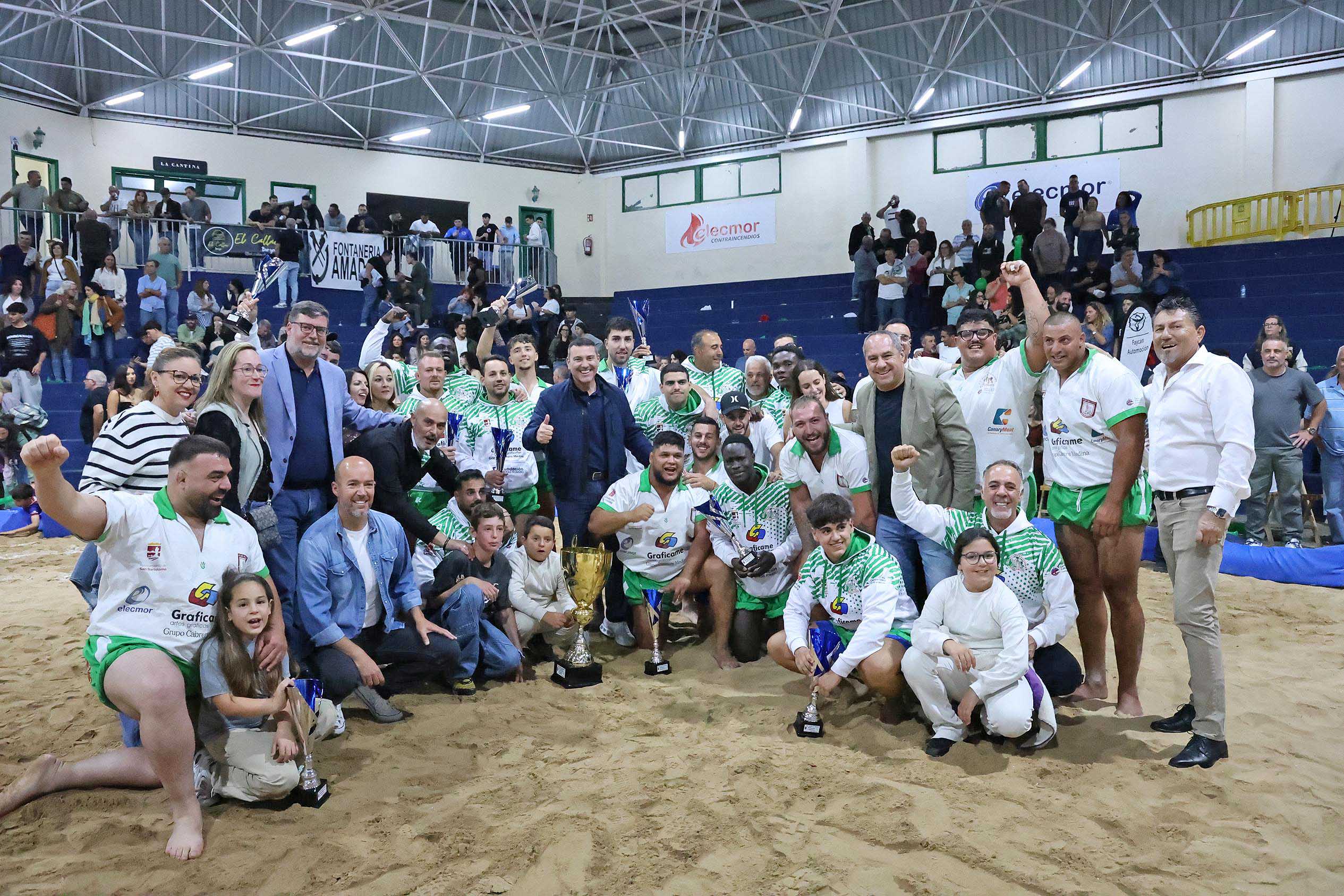 El Club de Lucha San Bartolomé celebrando el título de campeón de la II Copa de lucha corrida de Lanzarote.