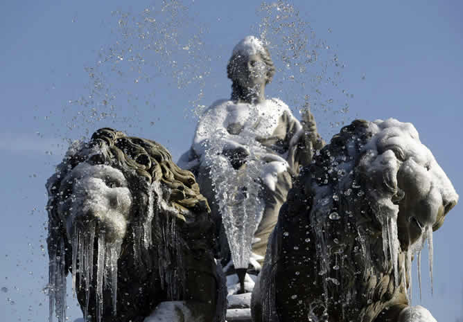 El temporal de frío y nieve ha cubierto de blanco la capital y, con ella, sus principales monumentos