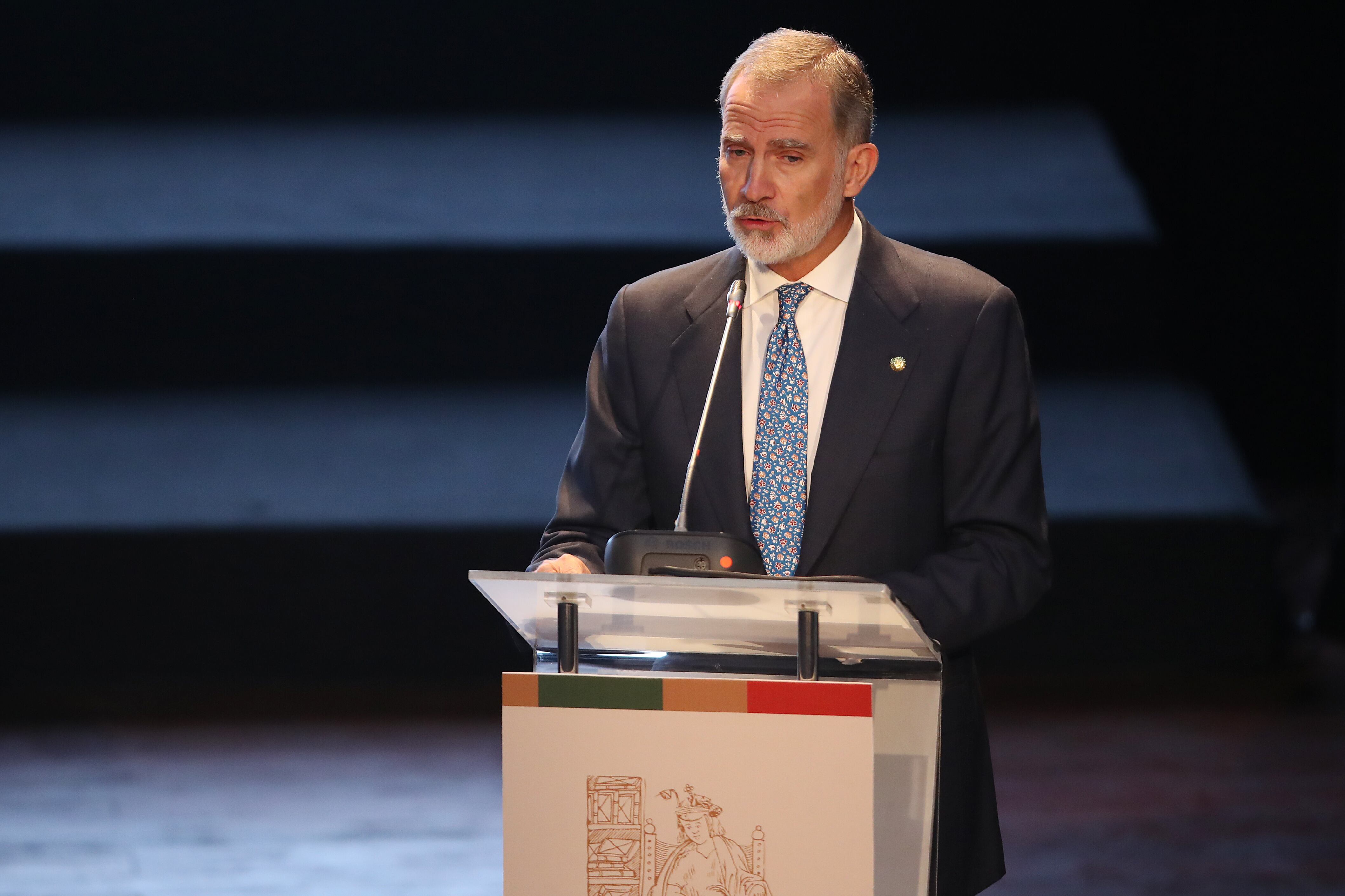 AME8234. AREQUIPA (PERÚ), 15/10/2025.- El rey Felipe VI habla durante la ceremonia de inauguración del X Congreso Internacional de la Lengua este miércoles, en Arequipa (Perú). Felipe VI ha lanzado un mensaje de concordia, donde ha reivindicado la lengua como una herramienta "para buscar la paz y el consenso" y para "potenciar la voz de las naciones hispanohablantes" en un panorama global "incierto". EFE/ Paolo Aguilar