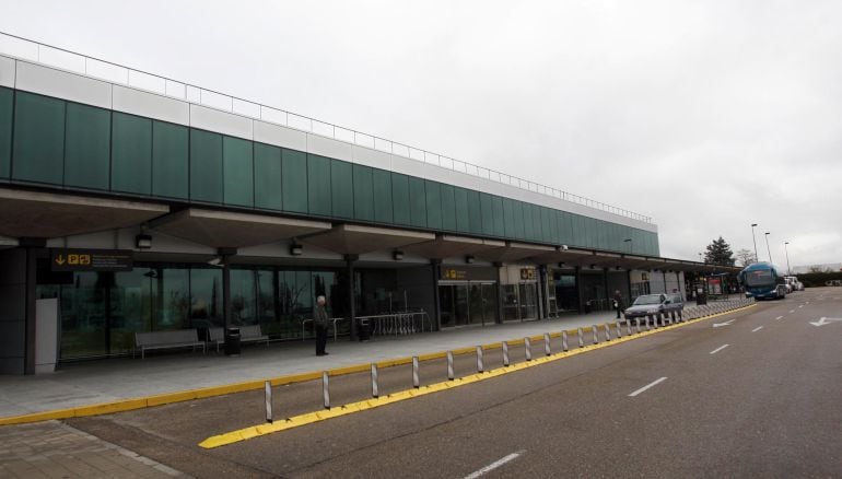 Fachada de la terminal del aeropuerto de Villanubla