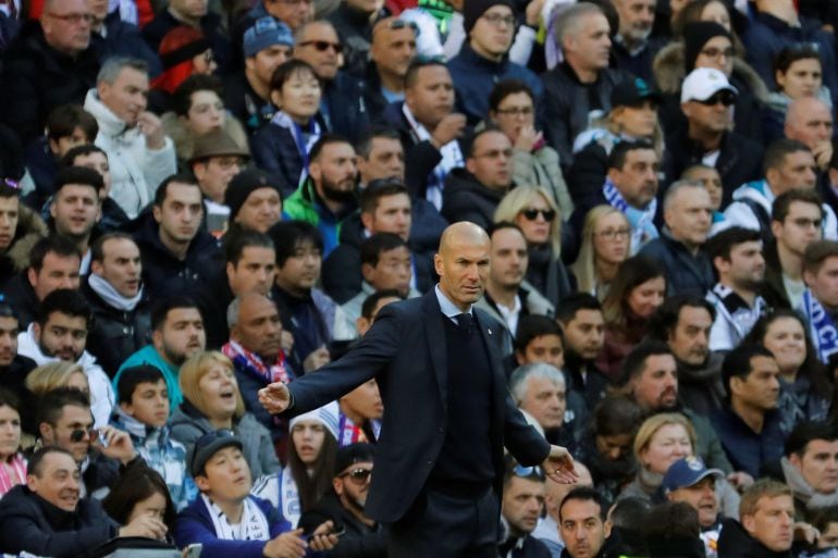 Zidane, con los brazos abiertos, durante el partido