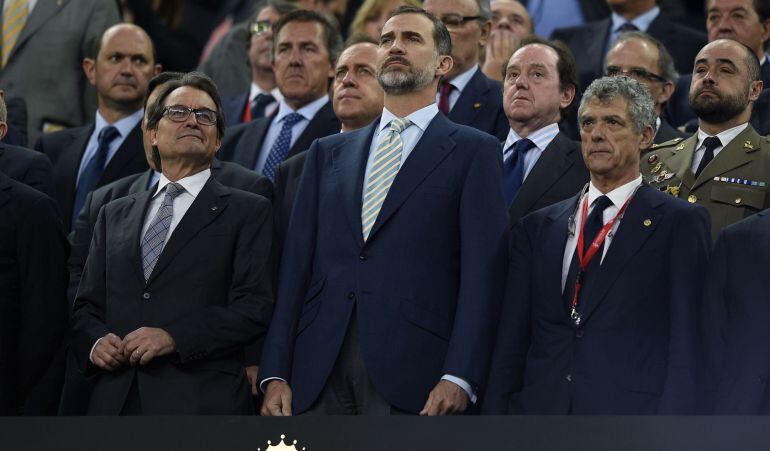 Artur Mas, el rey Felipe VI y Ángel María Villar, durante a pitada al himno de España en la final de la Copa del Rey.