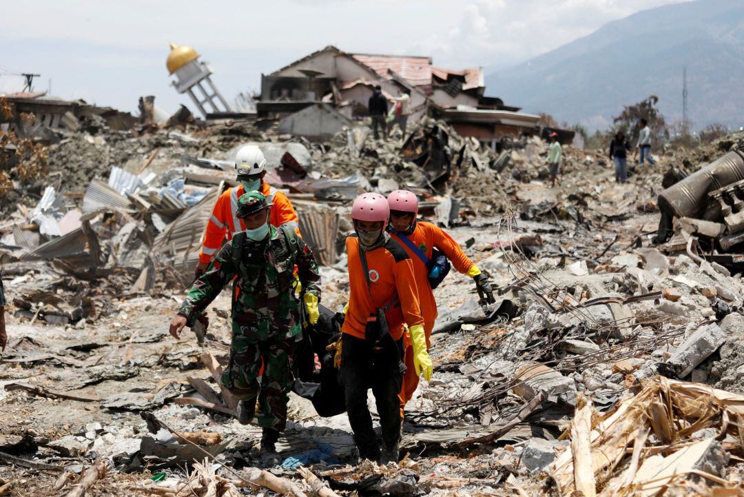 Rescatan a varios menores de unos colegios en Indonesia